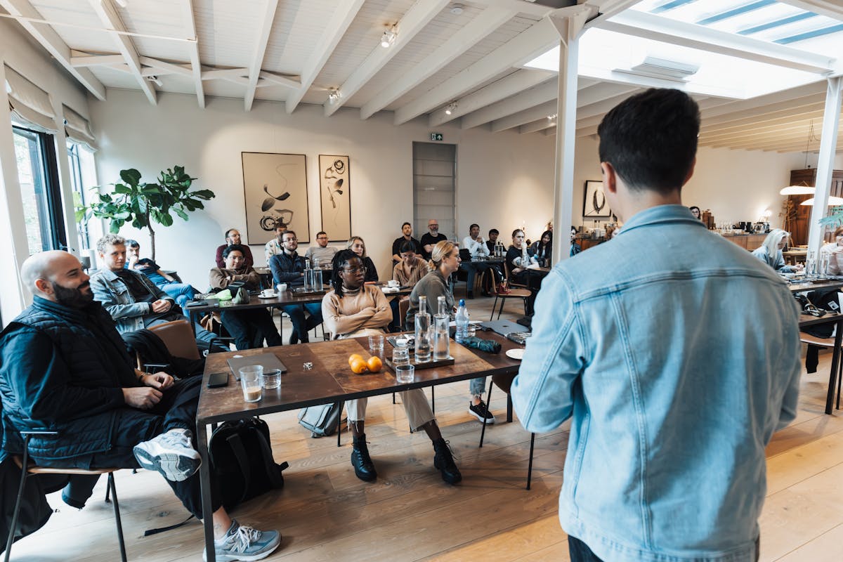 Formatrice accompagnant des stagiaires pendant une session