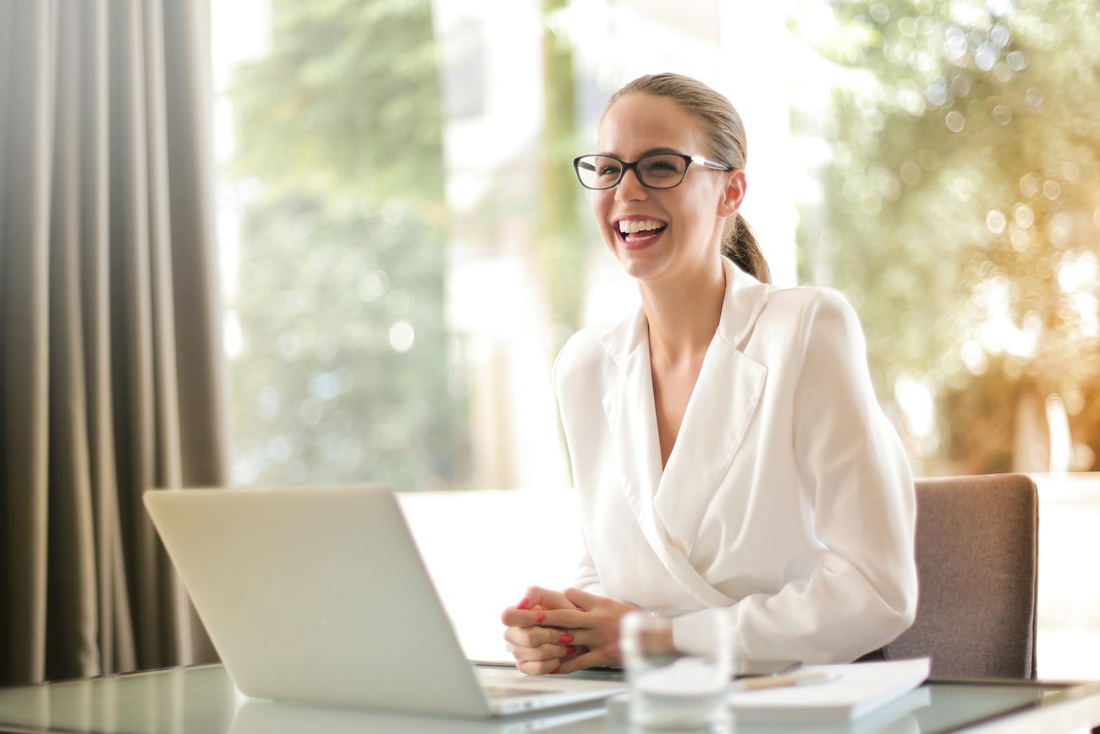 Personne souriante en formation sur son ordinateur portable